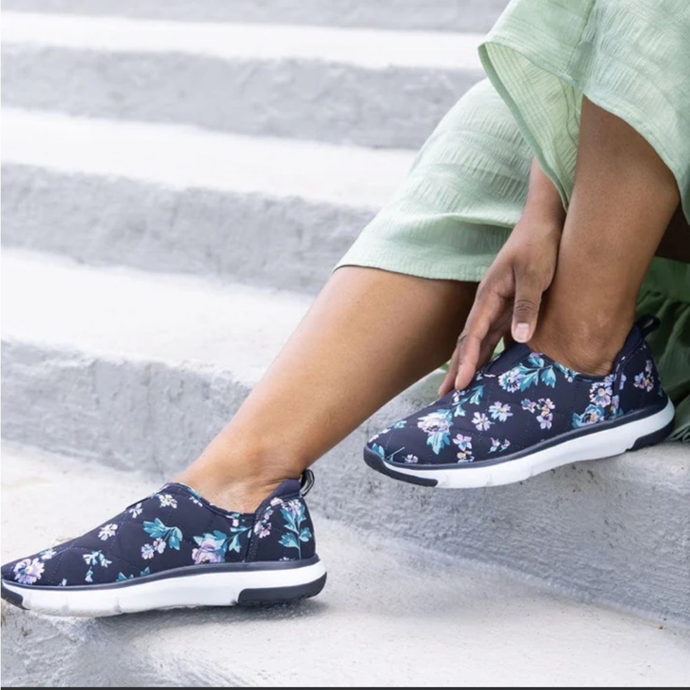 Vera Bradley Women's 2-Mile Slip On Navy Garden Floral Sneaker Size 9 NWOT